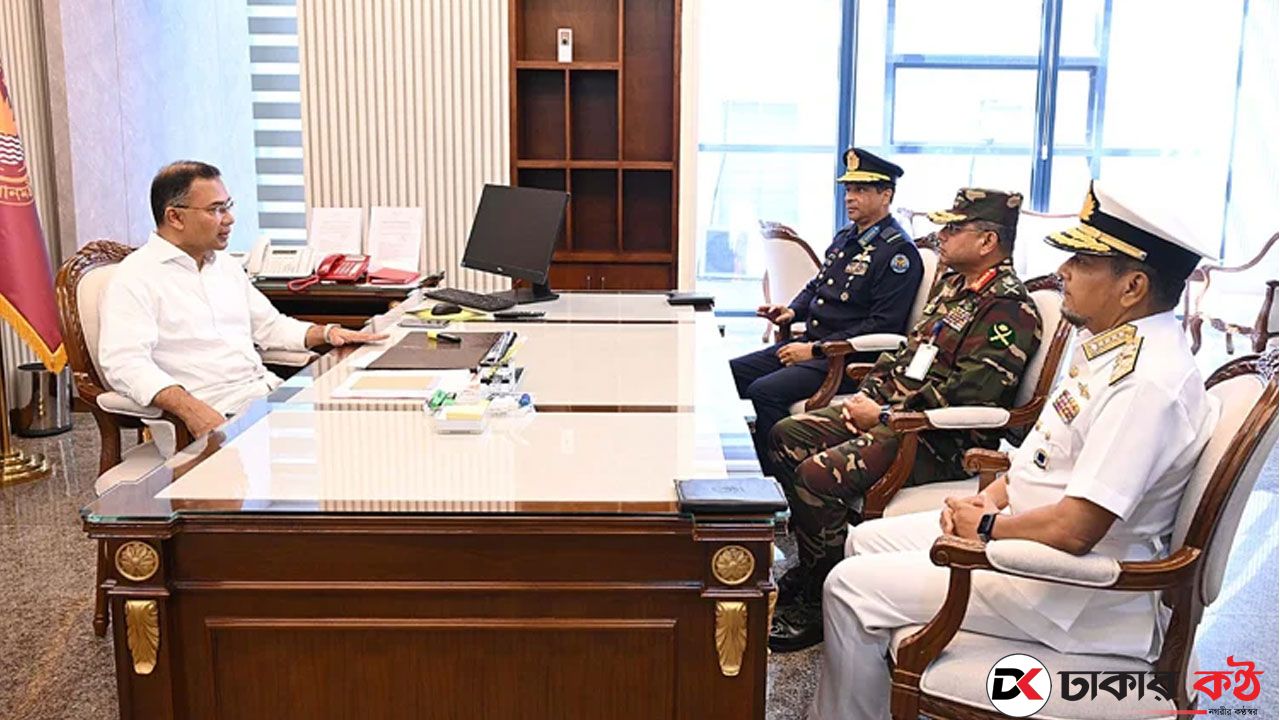 প্রধানমন্ত্রীর সঙ্গে তিন বাহিনী প্রধানের সাক্ষাৎ