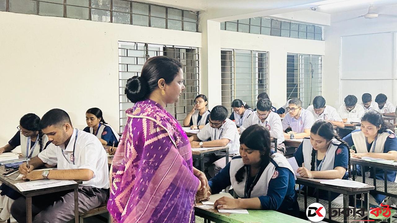 ঢাকার এসএসসি পরীক্ষা কেন্দ্র পরিদর্শনে নবাগত জেলা প্রশাসক