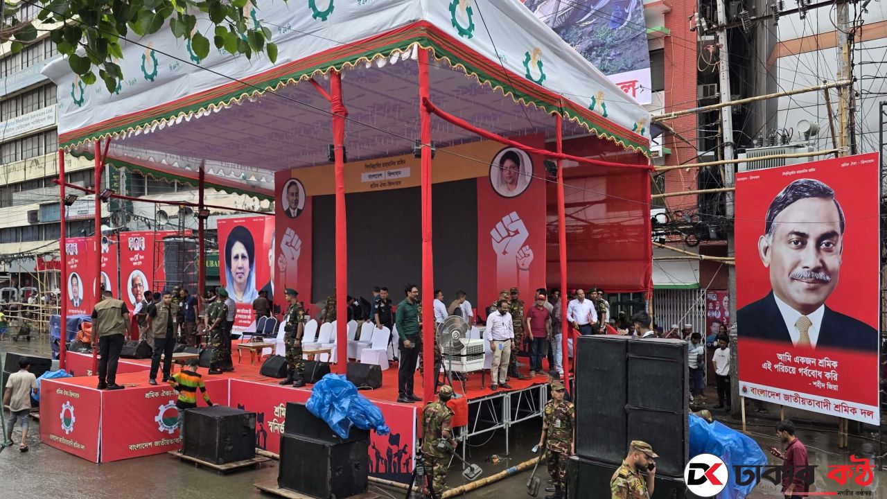 নয়াপল্টনে জলাবদ্ধতার মধ্যে চলছে শ্রমিক দলের সমাবেশের প্রস্তুতি; আসতে শুরু করেছে নেতাকর্মীরা