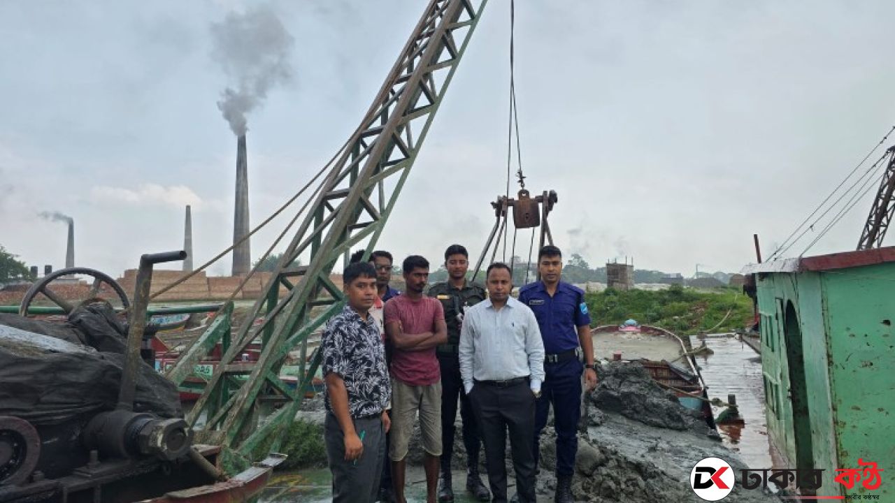 কেরানীগঞ্জে ধলেশ্বরী নদীতে অবৈধ মাটি উত্তোলন: ৩ ভাসমান ভেকু জব্দ