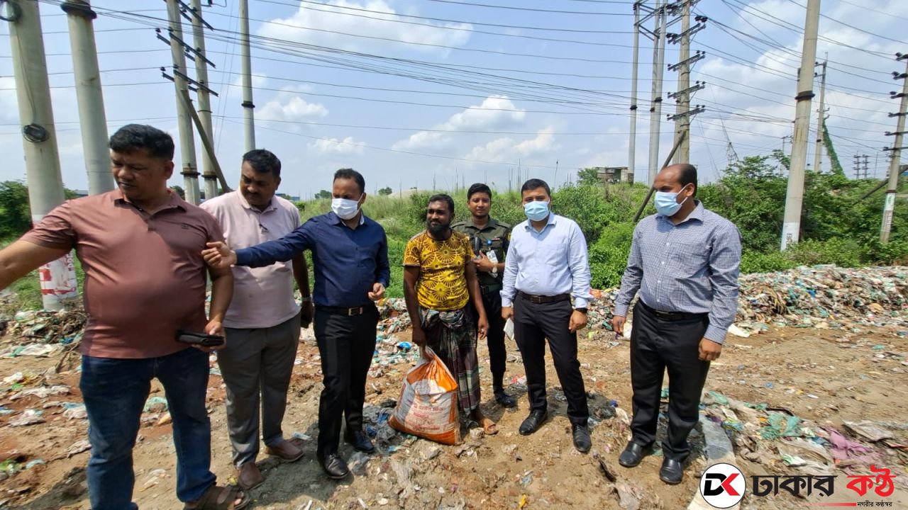 কেরানীগঞ্জে পাসপোর্ট অফিসে পাশে ময়লা ফেলায় একজনের জেল, আরেকজনকে জরিমানা