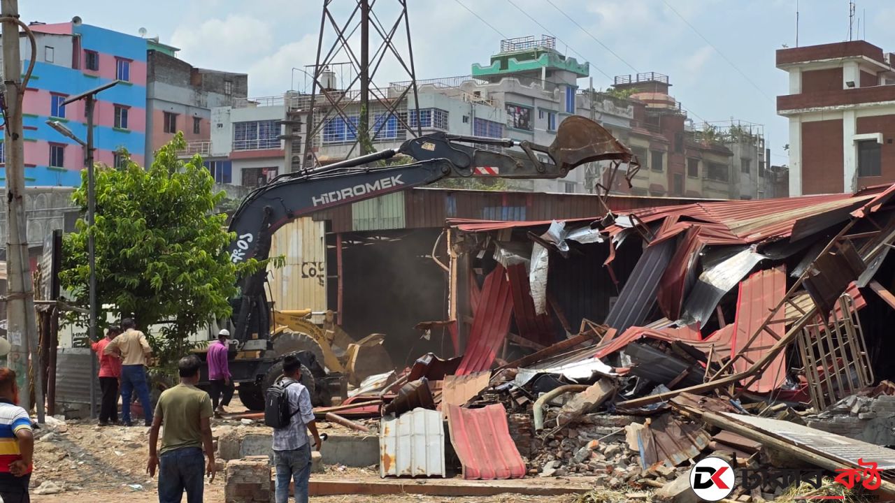 হাজী সেলিমের ২০ বছরের অবৈধ স্থাপনা গুড়িয়ে দিলেন ঢাকার ডিসি