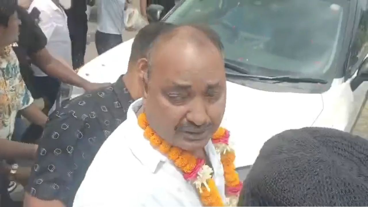 কারামুক্ত বিএনপি নেতা মাস্তানকে ফুলের মালা দিয়ে বরণ করলেন নেতাকর্মীরা