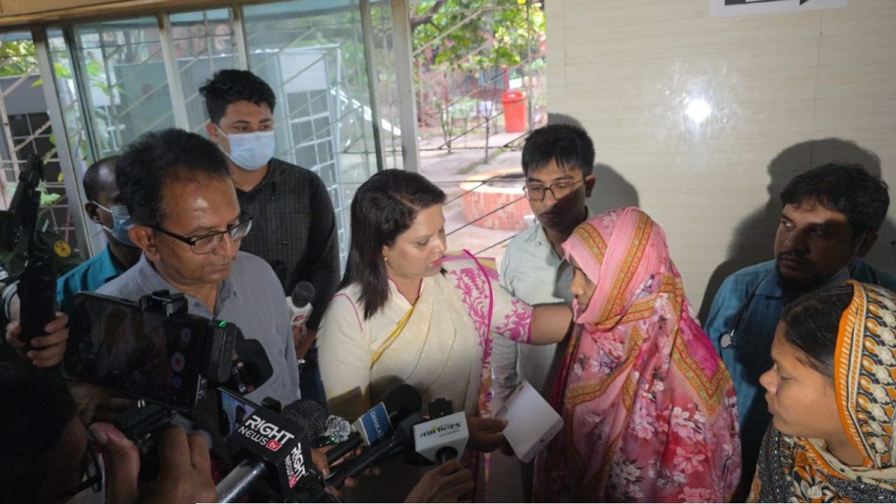 প্রতিবন্ধী বাবার আইসিইউতে থাকা সেই শিশুর দায়িত্ব নিলেন ডিসি ফরিদা