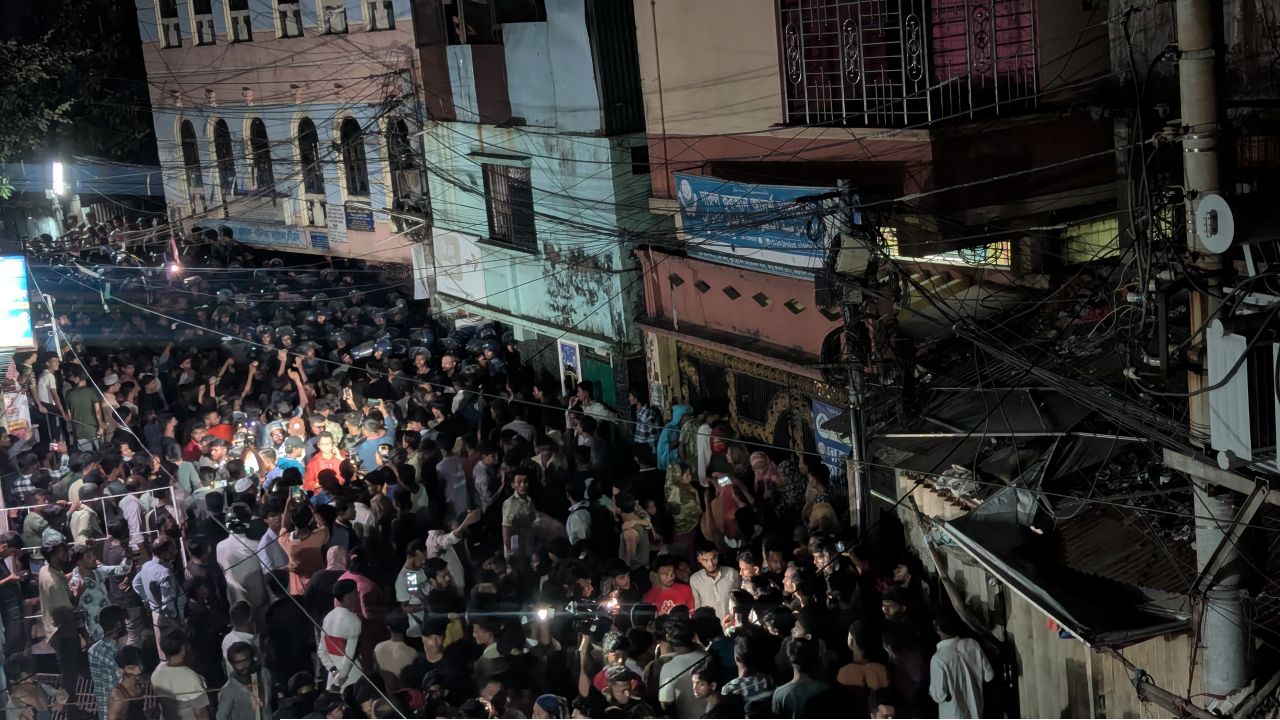 চট্টগ্রামে শিশুকে ধর্ষণচেষ্টা: আসামিকে ছিনিয়ে নেওয়ার চেষ্টা, পুলিশের গুলিতে ২ সাংবাদিক আহত