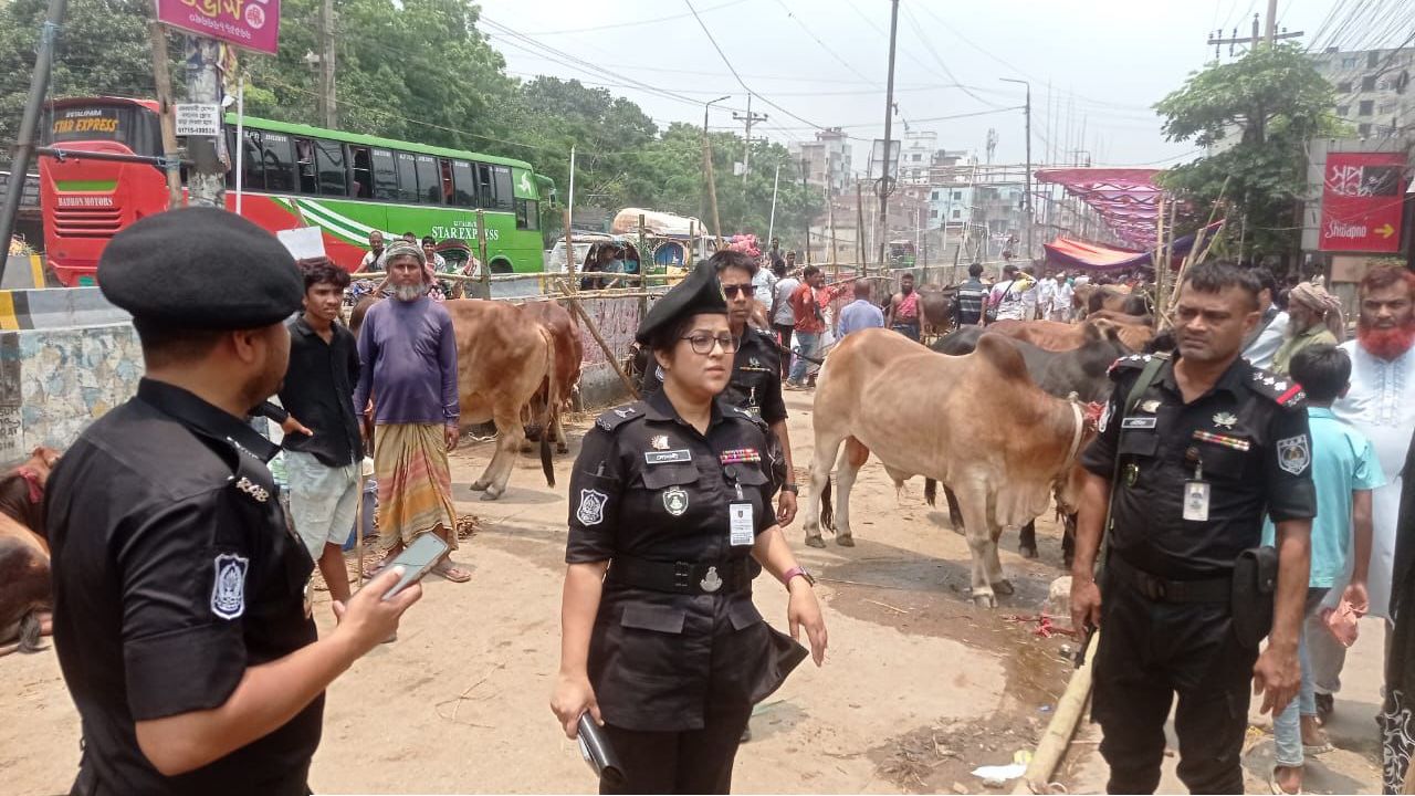 ঈদ উপলক্ষে কেরানীগঞ্জে বিভিন্ন পশুর হাটে র‍্যাবের বিশেষ নিরাপত্তা ব্যবস্থা 