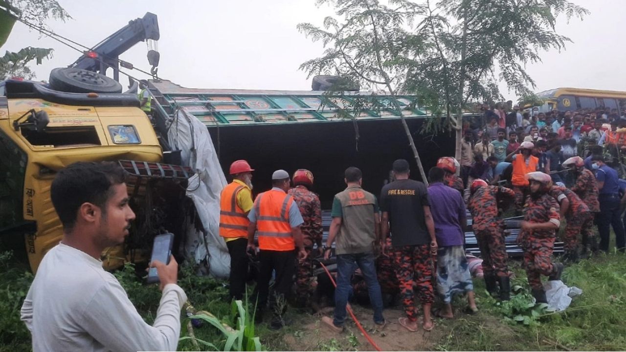 টাঙ্গাইলে ট্রাক উল্টে নিহতের সংখ্যা বেড়ে ১৭, আহত ১০ জন