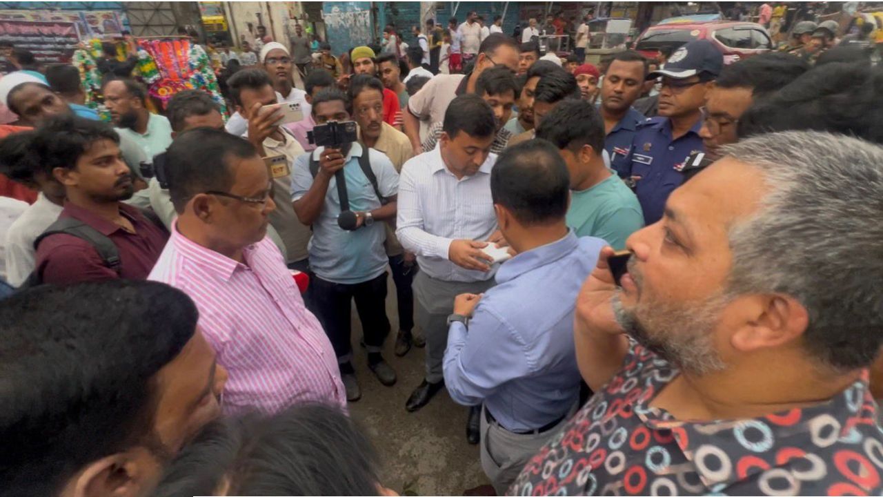 কেরানীগঞ্জে মহাসড়ক দখল করে গরুর হাট করায় জরিমানা