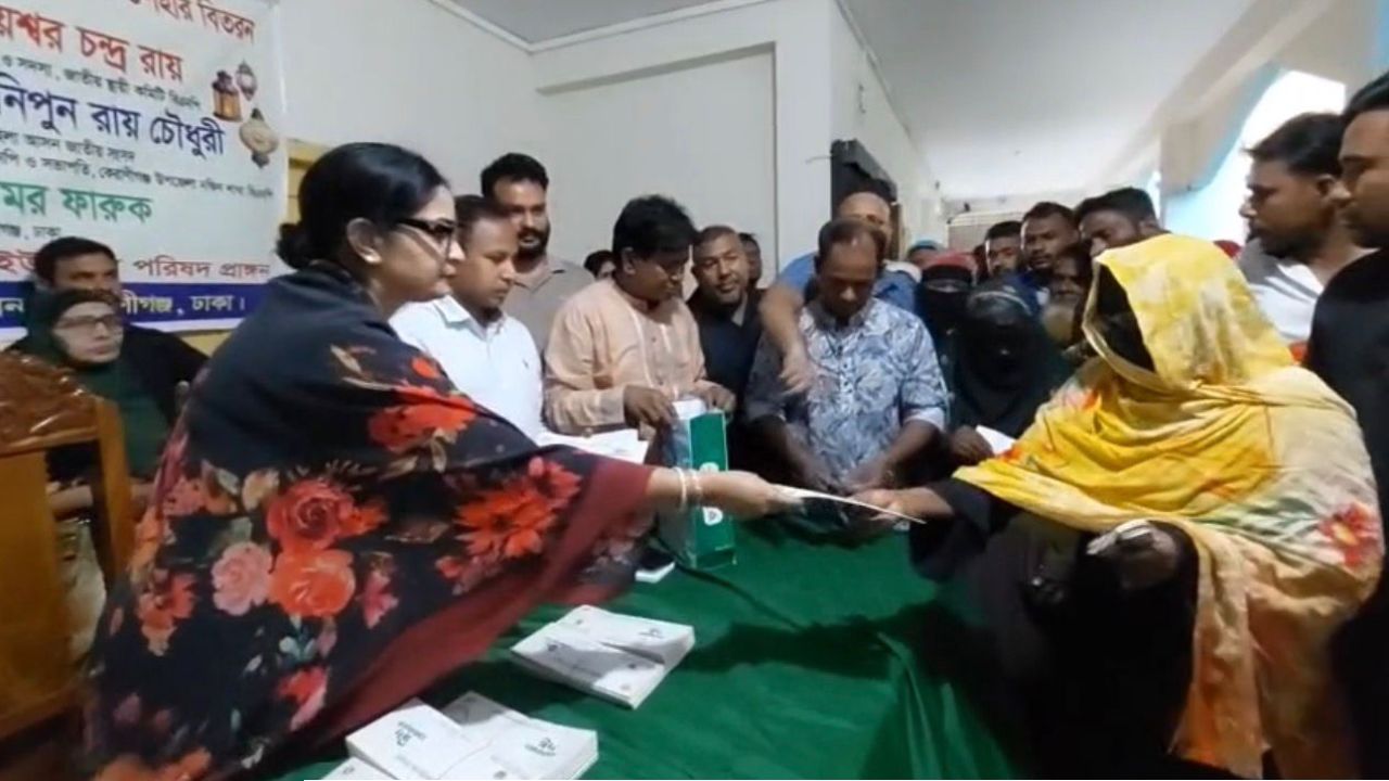  কেরানীগঞ্জে প্রধানমন্ত্রীর ঈদ উপহার পৌঁছে দিলেন এমপি নিপুণ রায়