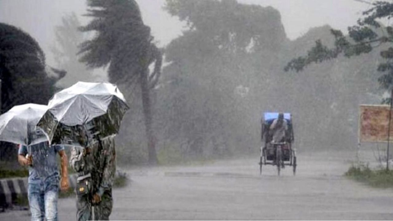 ঢাকায় মুষলধারে বৃষ্টি, ঈদযাত্রা ও পশুর হাটে ভোগান্তি