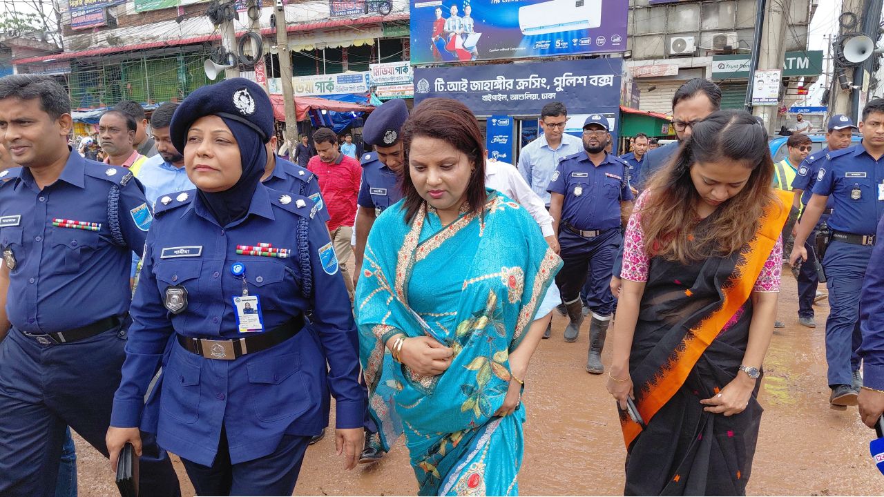 অতিরিক্ত ভাড়া আদায় ঠেকাতে হঠাৎ বাসস্ট্যান্ড পরিদর্শনে ডিসি ফরিদা