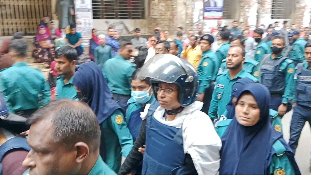 বাবা অসুস্থ, মা দীপু মনির প্যারোলে মুক্তি চেয়ে মেয়ের আবেদন 