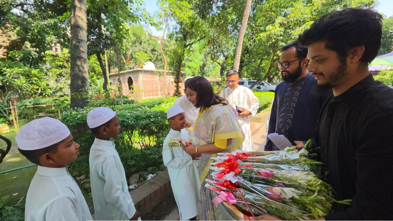 এতিম ও দুস্থ মাদ্রাসা শিক্ষার্থীদের সঙ্গে ঈদ উদযাপন করলেন ডিসি ফরিদা খানম