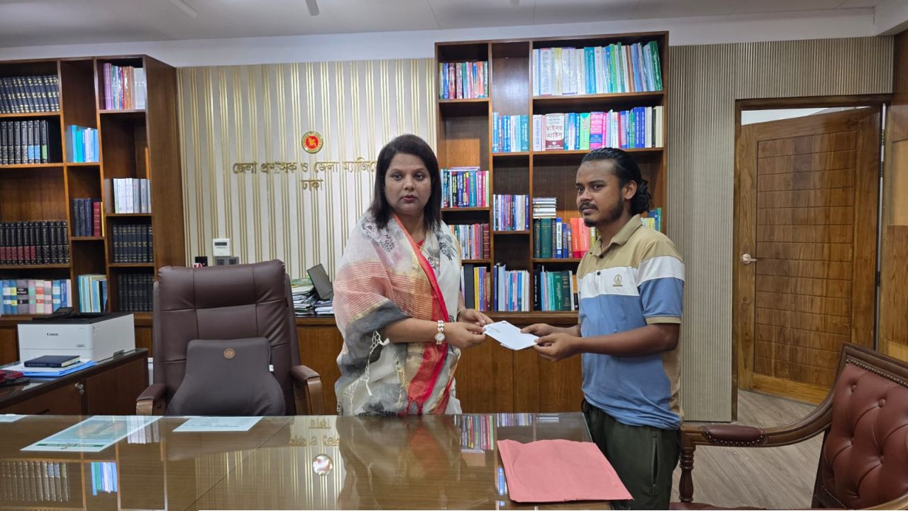 গুলিবিদ্ধ জুলাই যোদ্ধার মানবিক সংকটে পাশে দাঁড়ালেন ডিসি ফরিদা