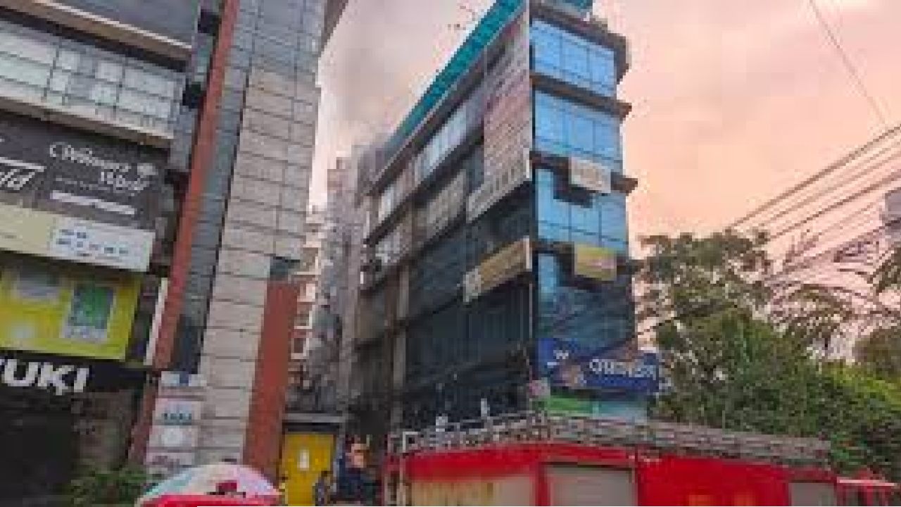ধানমন্ডিতে বহুতল ভবনে অগ্নিকাণ্ড, ঘটনাস্থলে ফায়ার সার্ভিসের ২ ইউনিট