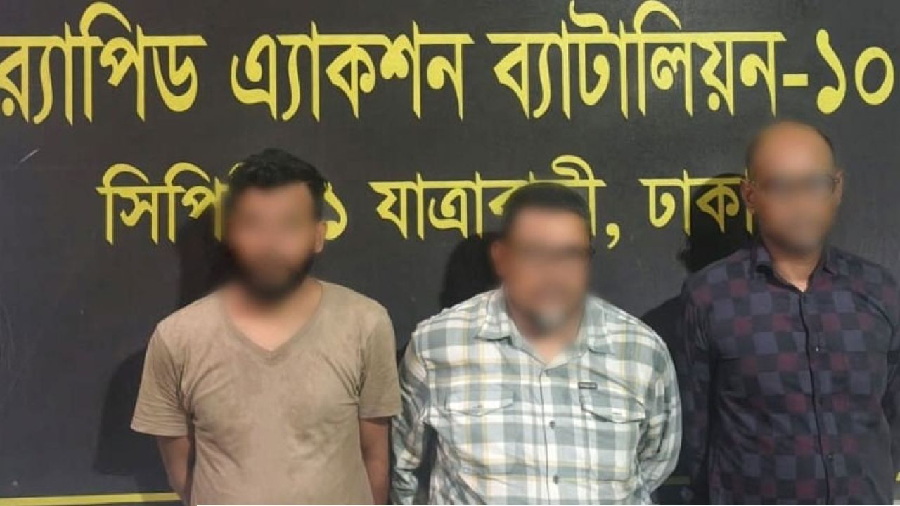 যাত্রাবাড়ীতে অস্ত্রসহ ৩ সন্ত্রাসীকে গ্রেপ্তার করলো র‍্যাব