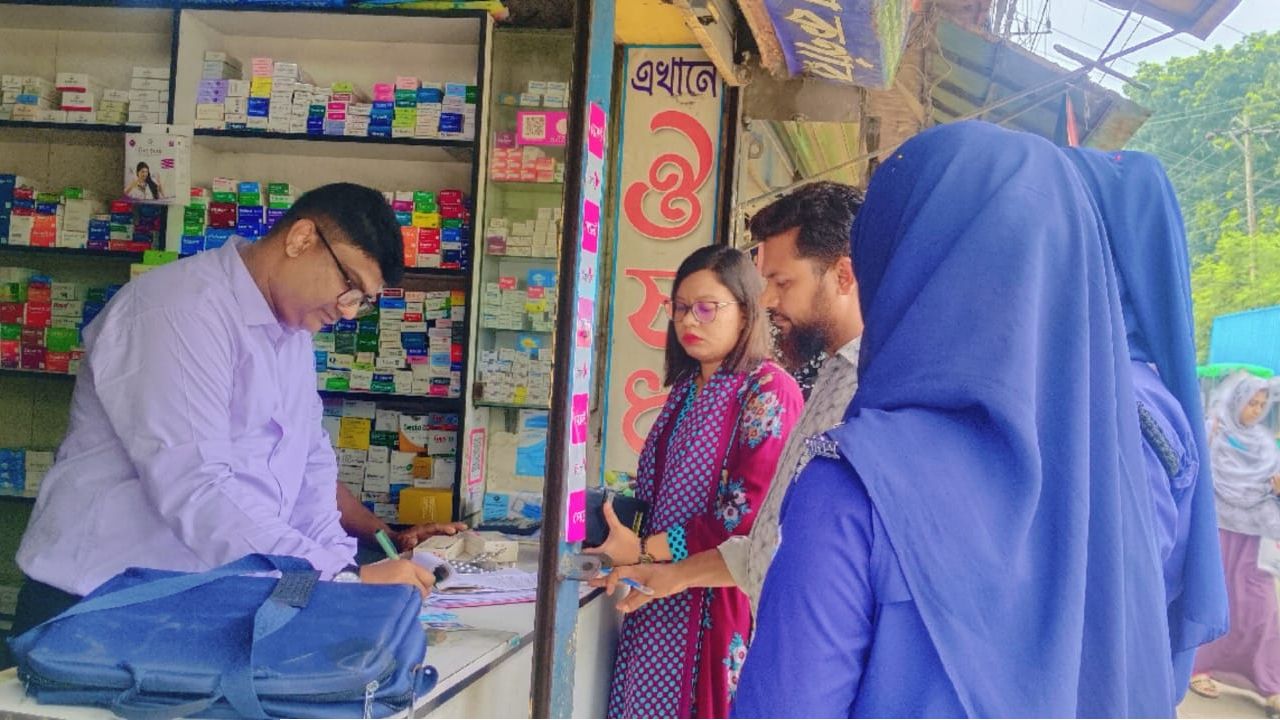টাঙ্গাইলে ওষুধের দোকানে অভিযান, ৩ প্রতিষ্ঠানকে জরিমানা