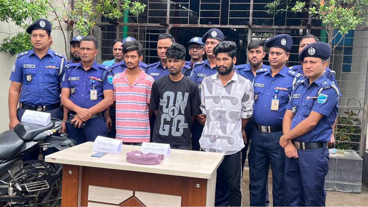 মাওয়া হাইওয়েতে প্রেমিকার সামনে ছুরিকাঘাতে যুবক হত্যা, ৩ ছিনতাইকারী গ্রেপ্তার
