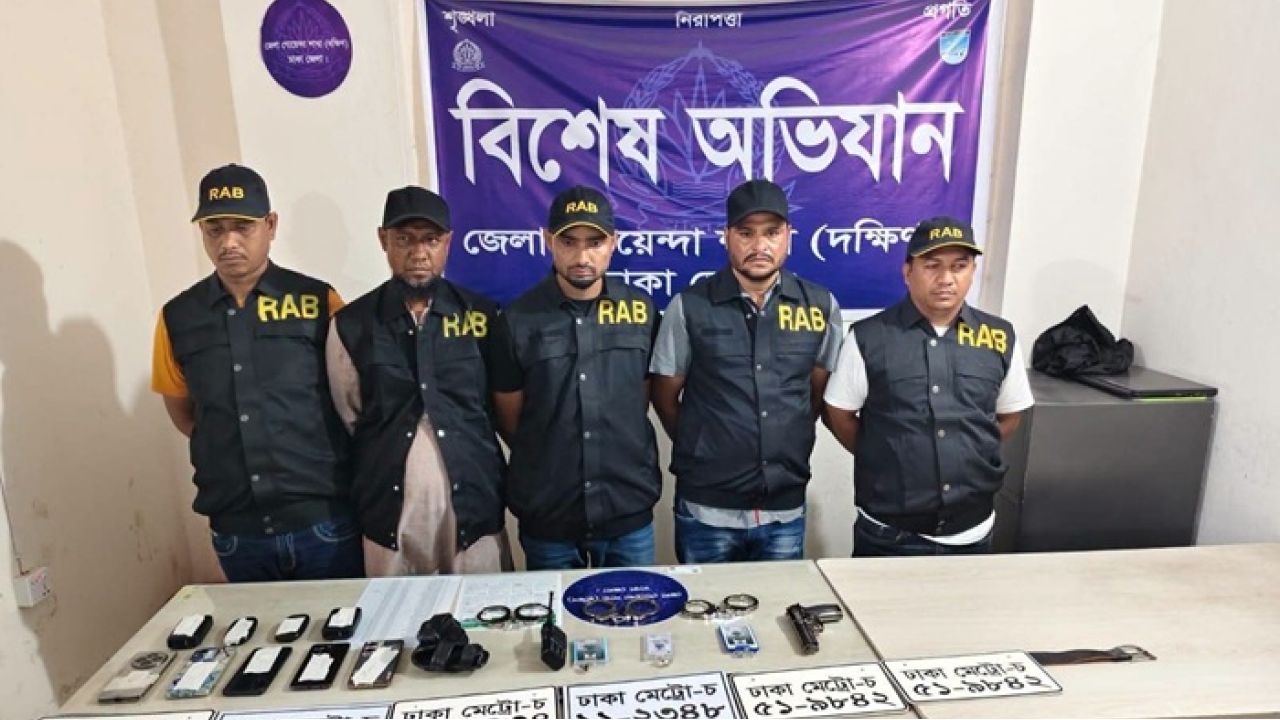 কেরানীগঞ্জে ডিবির হাতে ৫ ভুয়া র&zwj;্যাব সদস্য গ্রেফতার