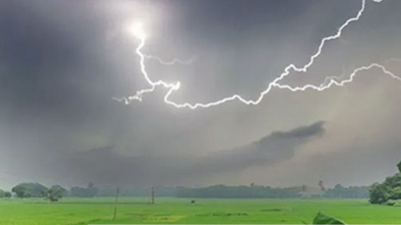 আম মৌসুমে বাড়ছে বজ্রপাতে প্রাণহানি, আতঙ্কে চাঁপাইনবাবগঞ্জ