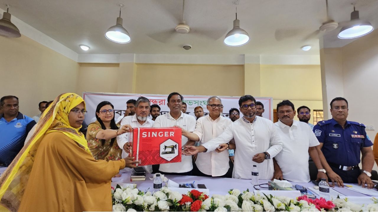 বসুন্ধরা শুভসংঘের শিবপুরে সেলাই মেশিন বিতরণ