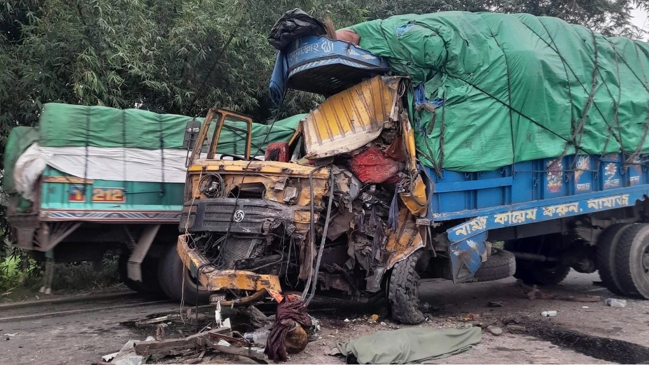 কুষ্টিয়ায় বাস-ট্রাক মুখোমুখি, নিহত ১
