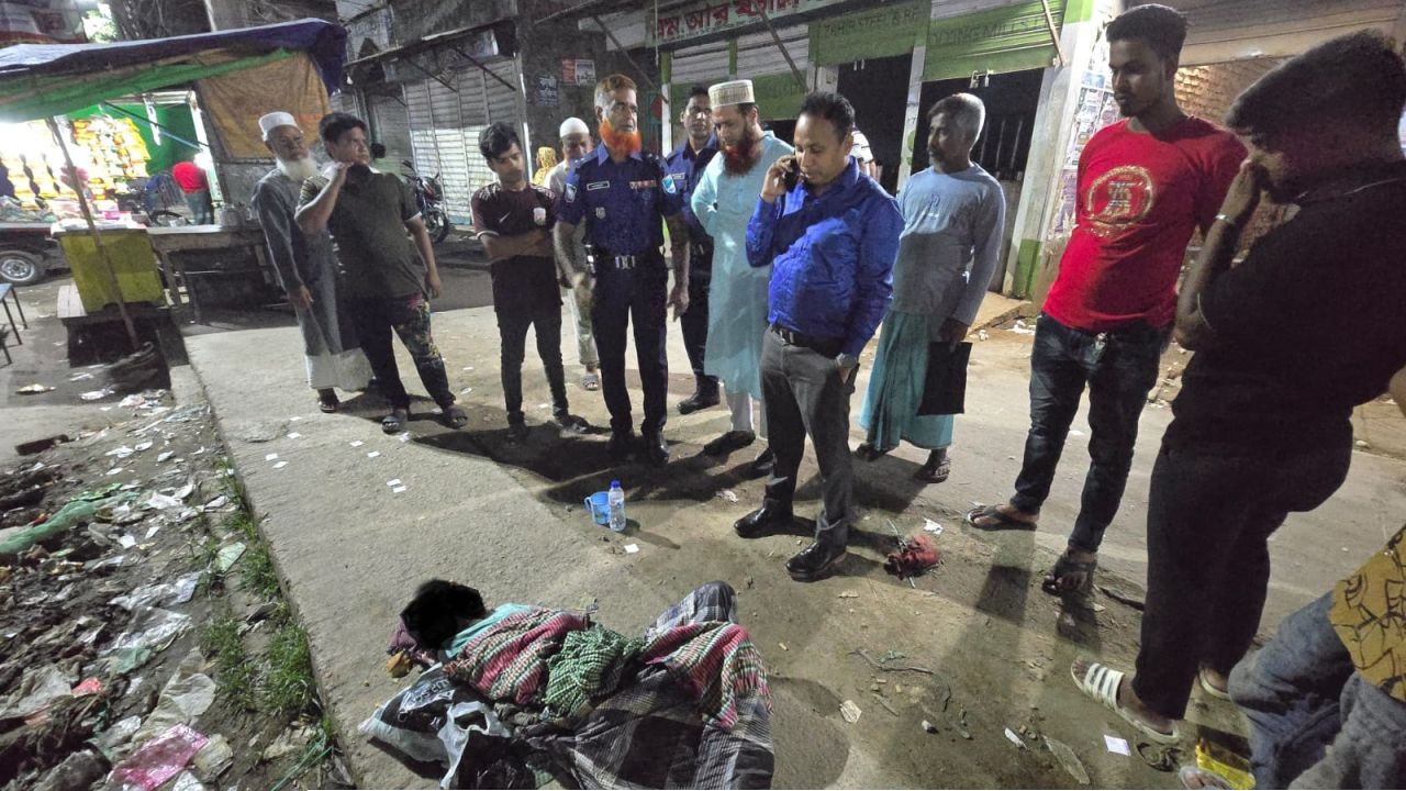 কেরানীগঞ্জে রাস্তার পাশে পড়ে থাকা মুমূর্ষু প্রতিবন্ধীকে উদ্ধার করলেন ইউএনও