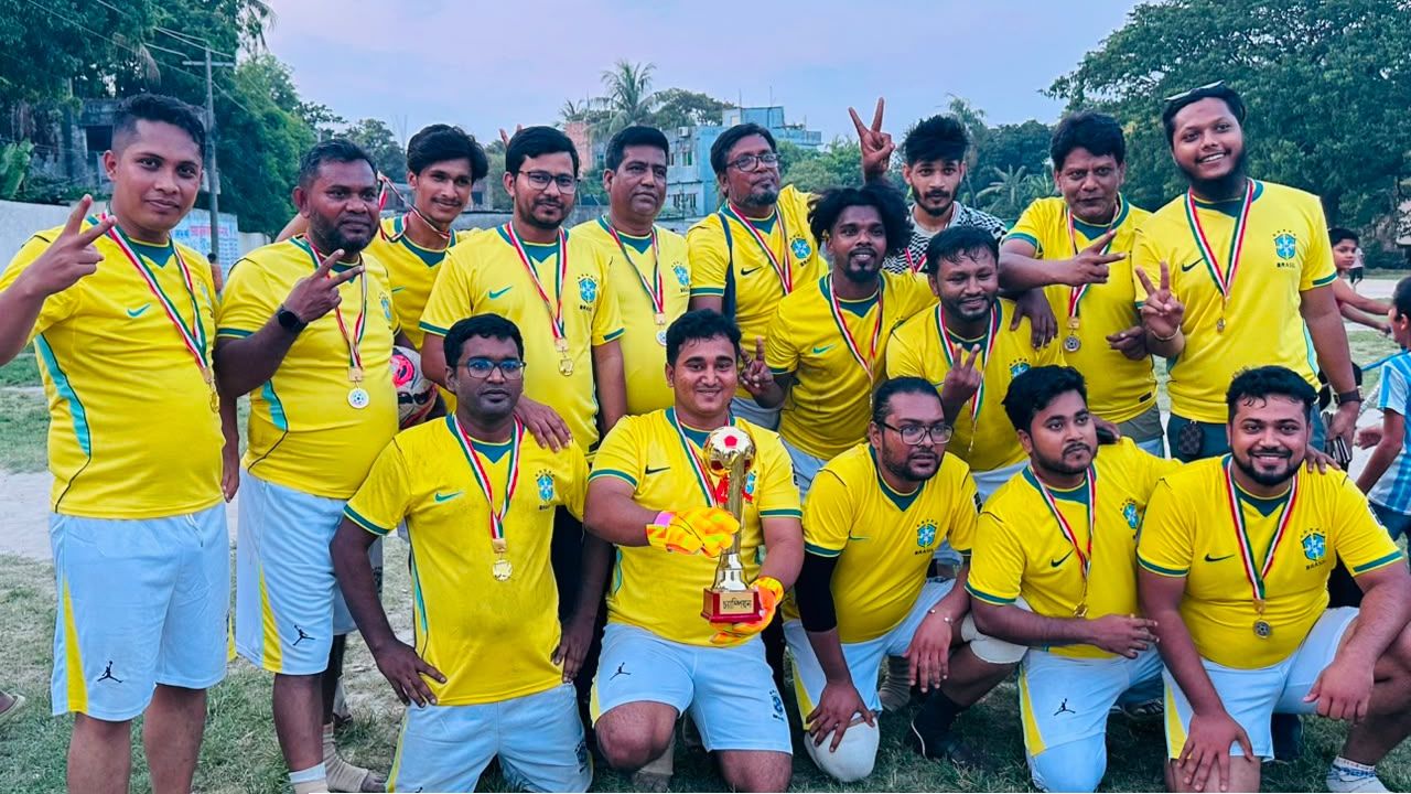 বিশ্বকাপের উন্মাদনায় কেরানীগঞ্জে সাংবাদিকদের প্রীতি ফুটবল ম্যাচ, ব্রাজিলের জয়