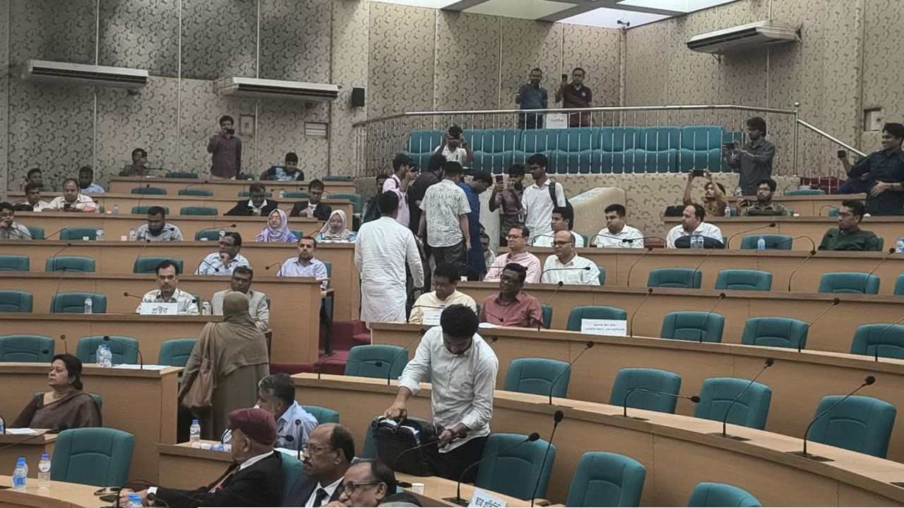 শেখ পরিবারের ৫ স্থাপনার নাম পরিবর্তন না করায় ডাকসুর ‘ওয়াক আউট’ 