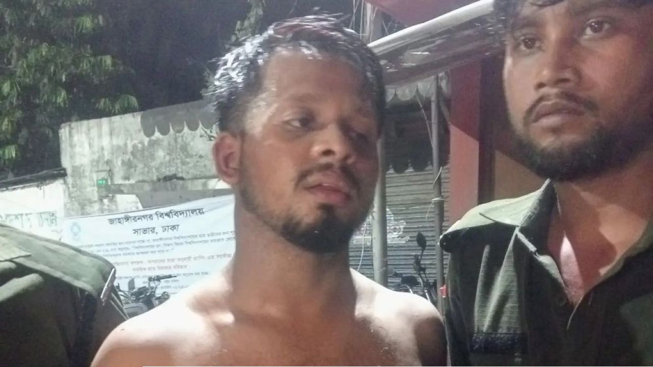 জাবিতে নারী শিক্ষার্থীদের ওয়াশরুমে ঢুকে গোপনে ভিডিও ধারণ, আটক ১