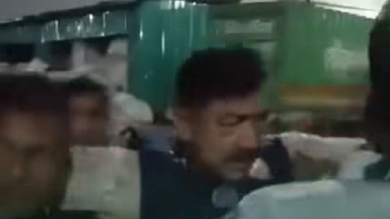 কেরানীগঞ্জে কুরিয়ার ভ্যান ছিনতাইকে কেন্দ্র করে সংঘর্ষ, আহত থানার ওসি