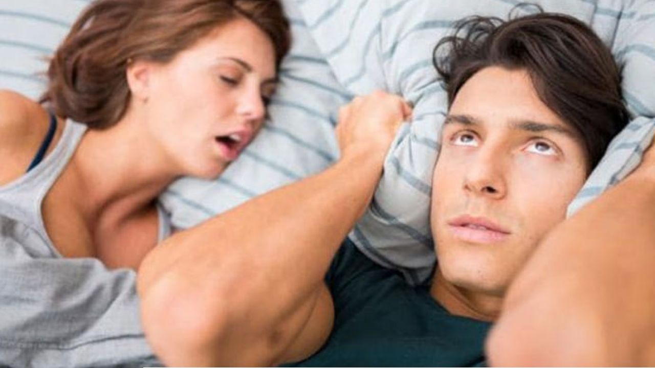 নাক ডাকা কমানোর ৮ টি সহজ উপায়