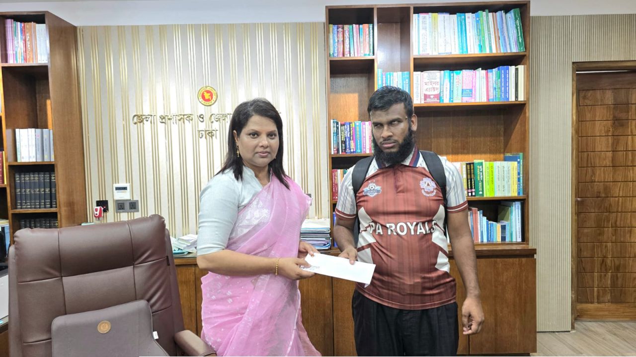 দৃষ্টি প্রতিবন্ধী শিক্ষার্থী দিদারুলের পাশে দাঁড়ালেন ডিসি ফরিদা