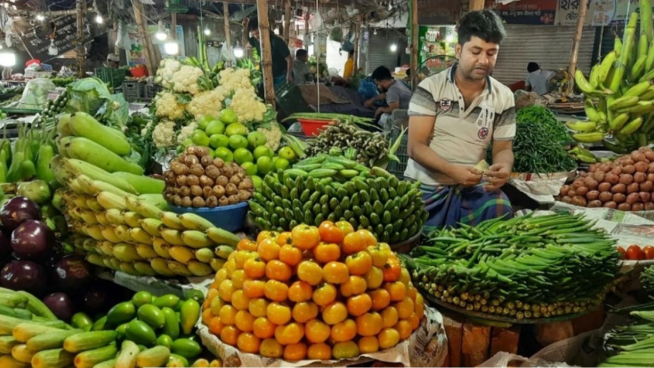 রাজধানীর ঢাকাতে পটলের কেজি ৪০ টাকা, শসা ৮০