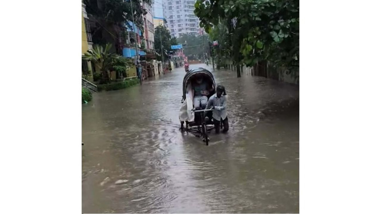 টানা বর্ষণে পানির নিচে চট্টগ্রাম, চরম দুর্ভোগে নগরবাসী 