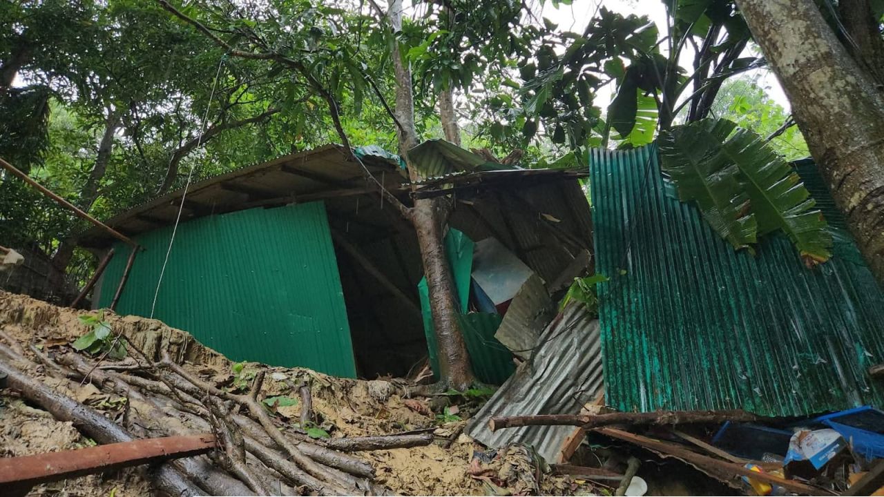কক্সবাজারে পাহাড়ধসে গৃহবধূর মৃত্যু, আহত স্বামী