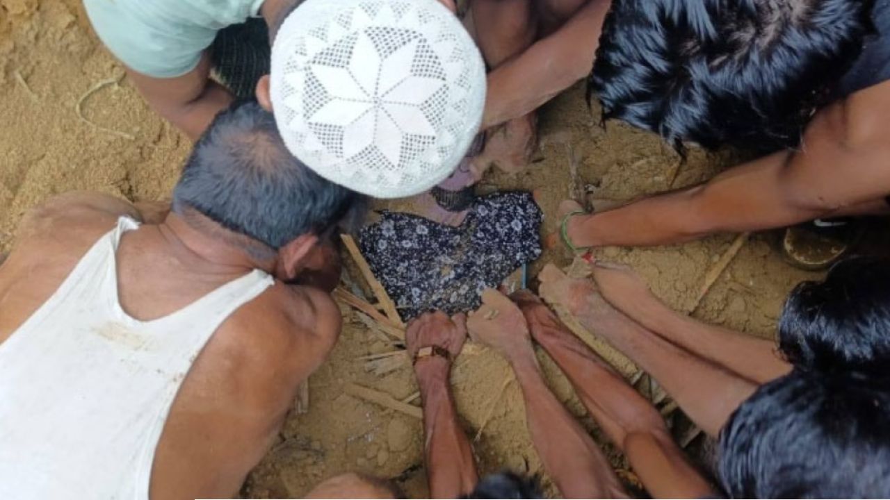 ফের রোহিঙ্গা ক্যাম্পের মাদ্রাসায় পাহাড়ধসে নিহত ৭ শিক্ষার্থী, ধ্বংসস্তূপে আটকা বহু শিশু