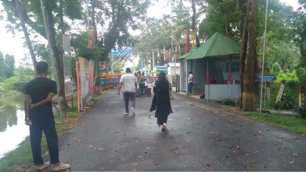 ভারতের ভ্রমণ ভিসা চালু, আখাউড়ায় বাড়ছে যাত্রী পারাপার