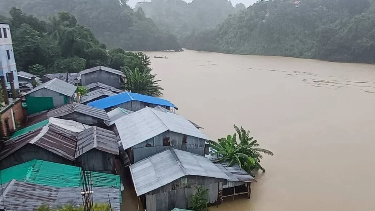 বিপৎসীমা ছাড়িয়েছে দেশের পাঁচ নদীর পানি