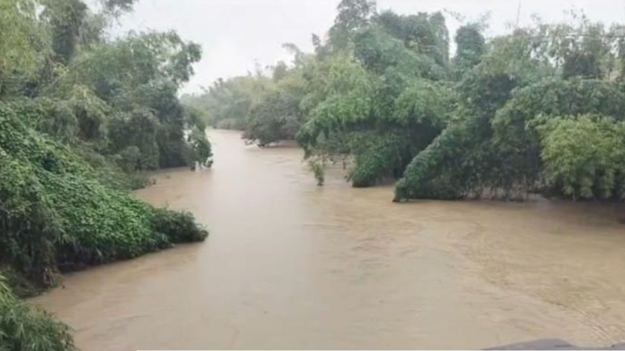 পানিতে তলিয়ে গেছে কক্সবাজারের বিস্তীর্ণ জনপদ