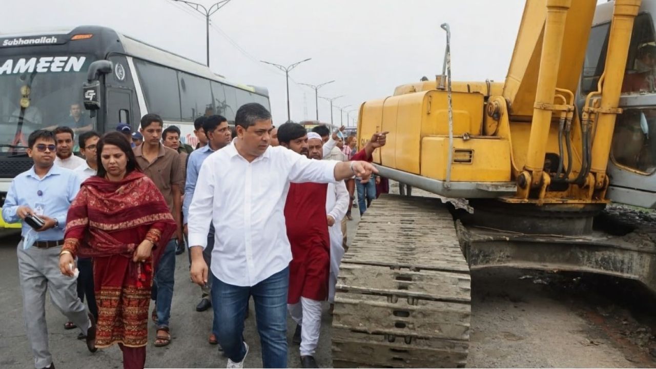 ২০ বছর পর আমিনবাজার-হেমায়েতপুর সড়ক দুর্গন্ধমুক্ত ও সৌন্দর্যবর্ধনের কাজ শুরু