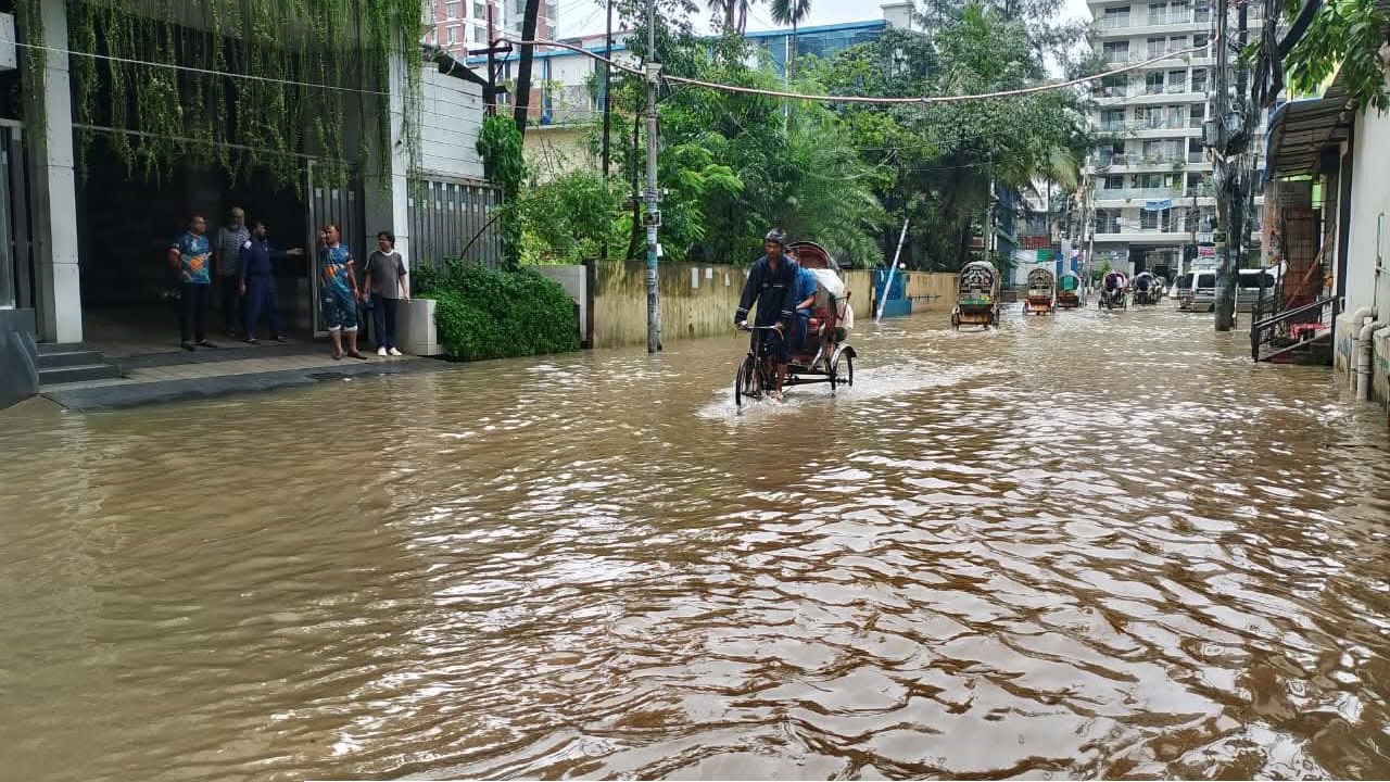 জলাবদ্ধতা ও অতিবৃষ্টিতে ঢাকার বিভিন্ন স্কুলে ক্লাস-পরীক্ষা স্থগিত