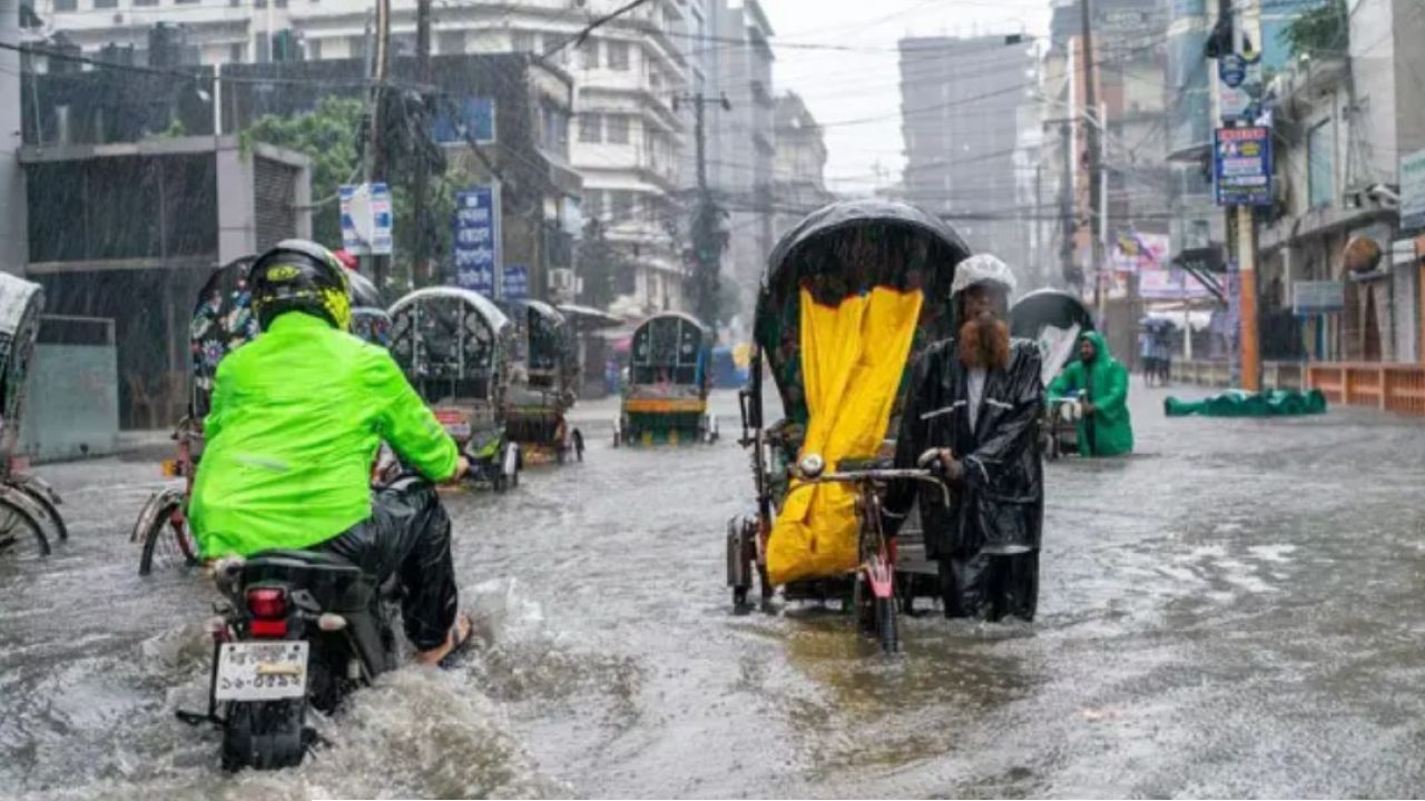 টানা বৃষ্টিতে ঢাকার বহু স্কুল-কলেজে পরীক্ষা স্থগিত