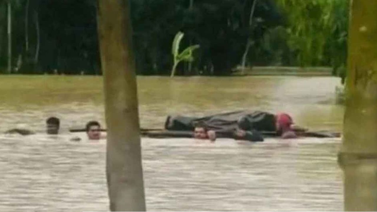 বন্যায় দাফনের মাটি নেই, ভেলায় ভাসছে মরদেহ!