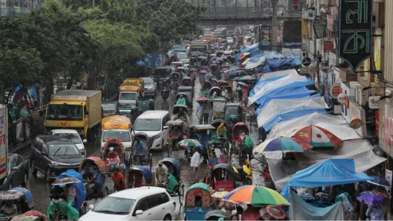 বৃষ্টিতে থমকে রাজধানী, সড়কে দীর্ঘ যানজট