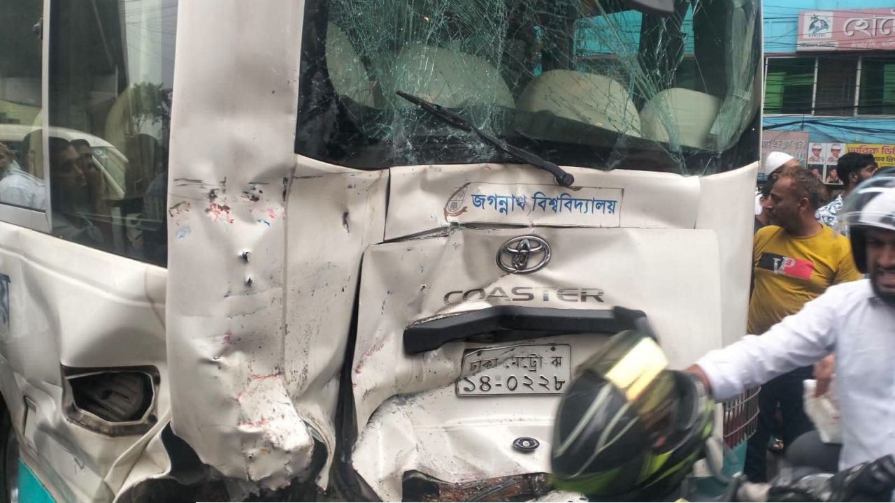মালিবাগে দুর্ঘটনার শিকার জবি শিক্ষকদের বাস, আহত অন্তত ৩