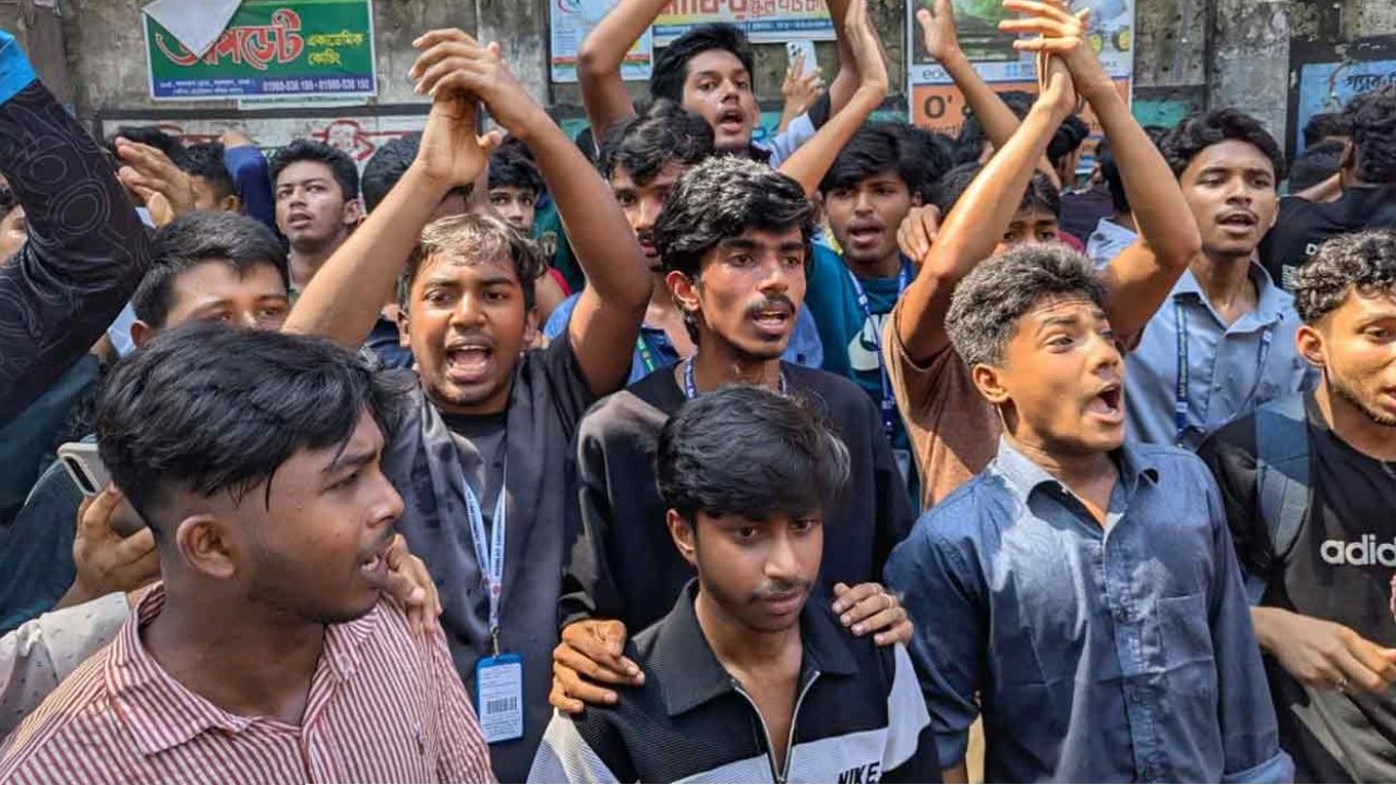 শিক্ষামন্ত্রীর পদত্যাগ দাবিতে ঢাকা শিক্ষাবোর্ড ঘেরাও
