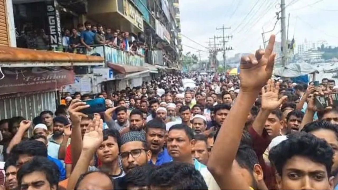 বুড়িগঙ্গায় খেয়াঘাট পুনস্থাপনের দাবীতে গার্মেন্টস ব্যবসায়ীদের বিক্ষোভ