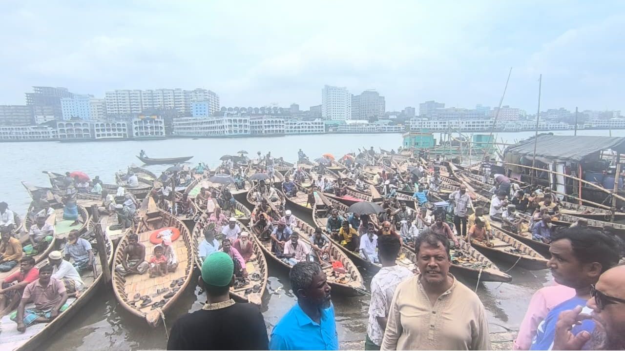 সিমসন ঘাট চালুর দাবিতে বুড়িগঙ্গায় মাঝিদের বিক্ষোভ
