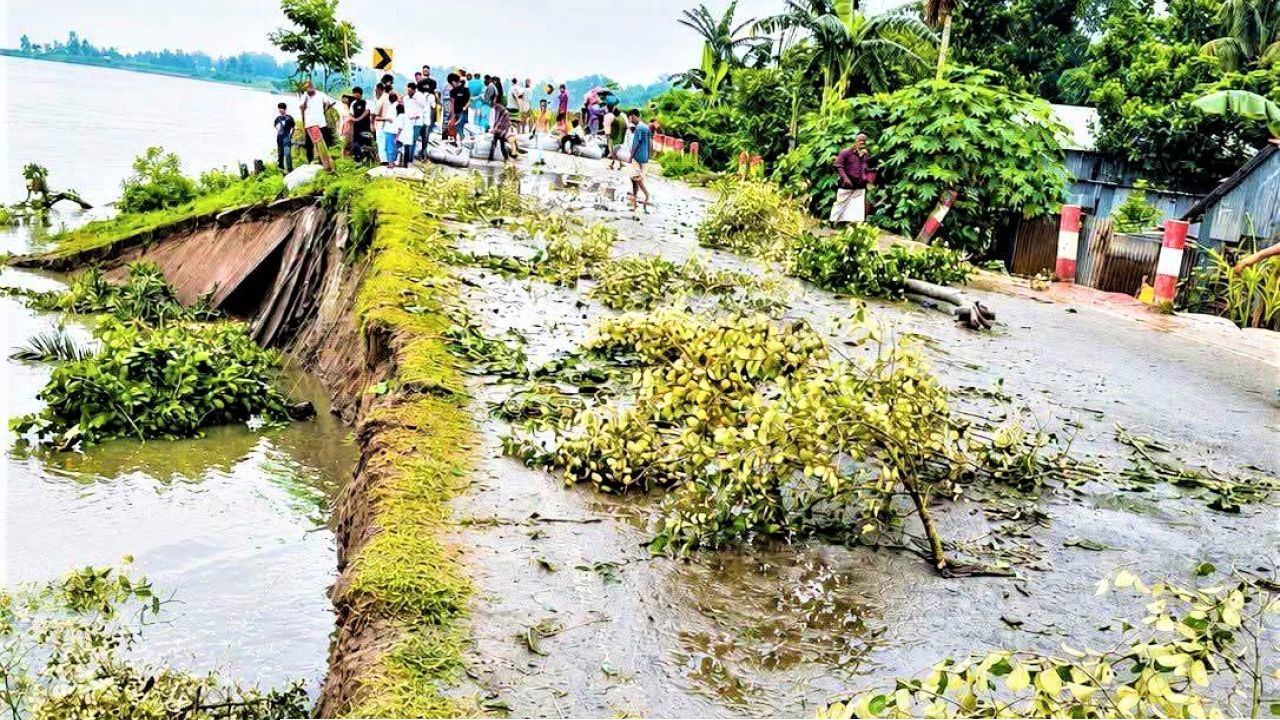 যমুনার ভাঙনে টাঙ্গাইল-তারাকান্দি মহাসড়ক নদীগর্ভে, যান চলাচল বন্ধ